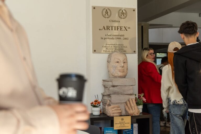 Dulapurile din bucătărie, puse în ordine într-o sâmbătă Placa clădirii Artifex și bustul prof. univ. dr. Dan Laurențiu Cruceru, în holul Universității ARTIFEX din București